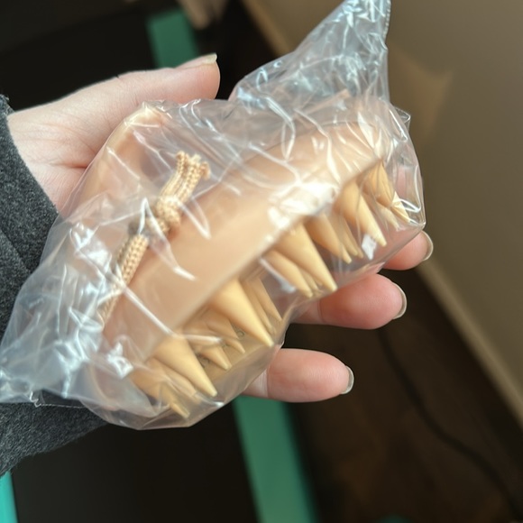 Ouai Scalp Massager - Picture 4 of 6